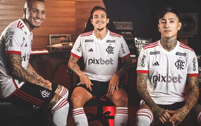 Flamengo lança uniforme 2 com homenagem ao som da torcida