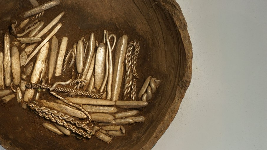 Grande parte do tesouro viking ficou dentro do vaso de barro em que a prata foi enterrada por mais de 1000 anos
