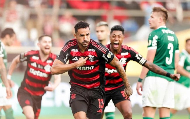 Danilo deve renovar o contrato até o fim de 2027 Danilo deve renovar o contrato até o fim de 2027