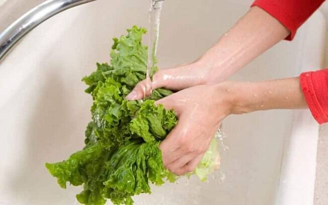 Você sabe limpar os alimentos? Aprenda a higienizar frutas e legumes