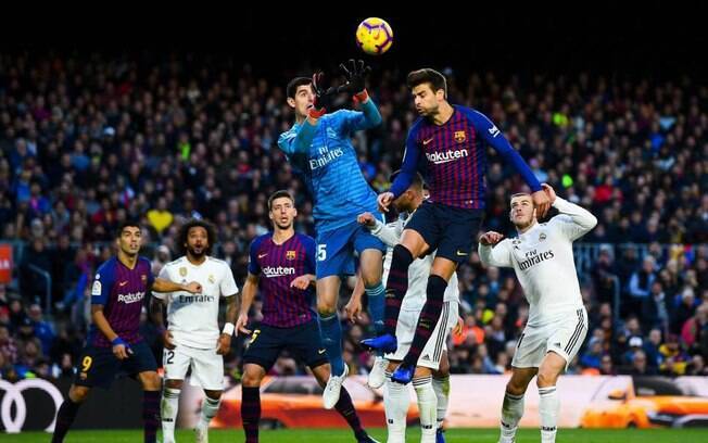 Real Madrid e Barcelona duelam neste domingo pelo Espanhol