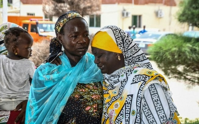 Familiares se confortam enquanto seus parentes são atendidos após uma série de ataques suicidas no nordeste da Nigéria, em 29 de junho de 2024, em Maiduguri