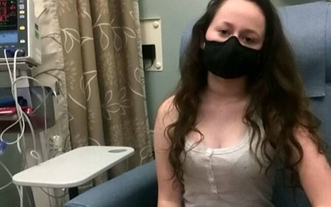 Doença rara faz a jovem Martina Baker ter reações alérgicas a quase tudo