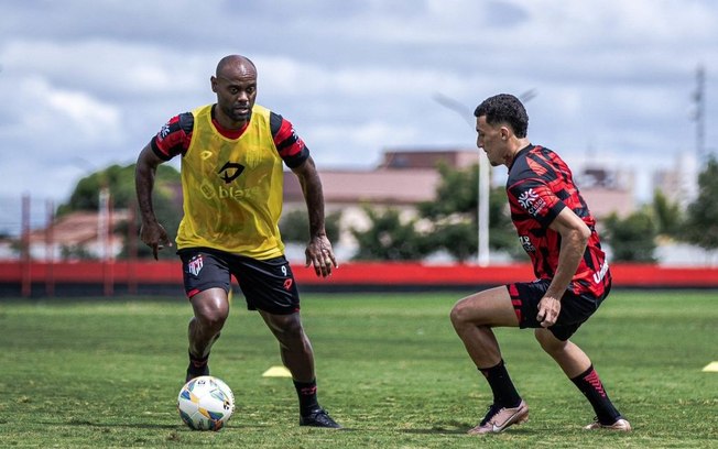 Vagner Love? Veterano ainda não deslanchou no Atlético-GO