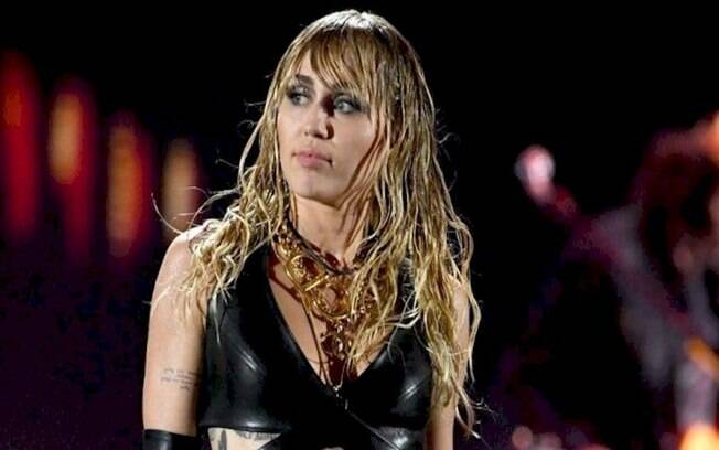 Miley Cyrus desabafa com fãs após passar por situação complicada em voo