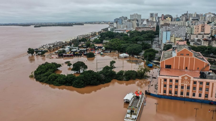 Rio Guaíba, usina do gasômetro, em Porto Alegre após chuva intensa