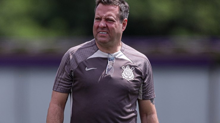 Médico pede demissão do Corinthians e dispara contra presidente