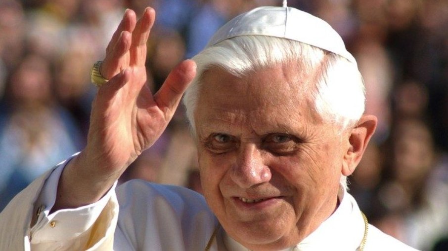 O Papa Bento 16 foi um dos poucos pontífices da história a renunciar o cargo. Ele era conhecido por ter atitudes conservadoras, em especial sobre a comunidade LGBTQIAPN+.