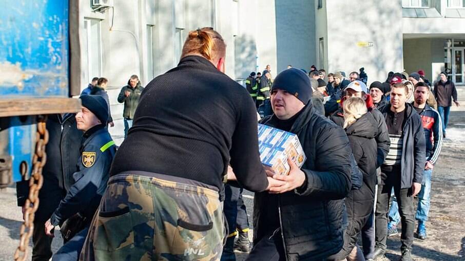 Voluntários distribuem mantimentos para população de Sumy, na Ucrânia