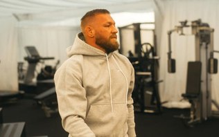 Enquanto curte férias com a família, pub de McGregor pega fogo