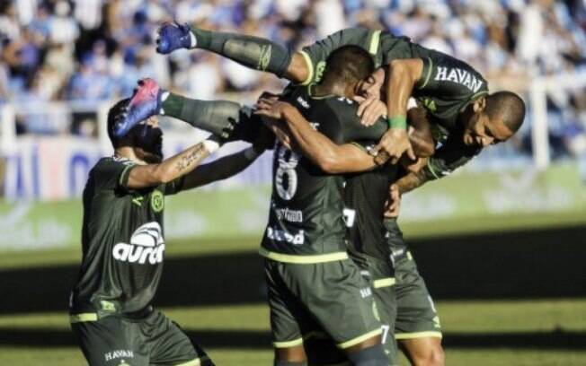 Jogadores da Chapecoense celebram gol diante do Avaí