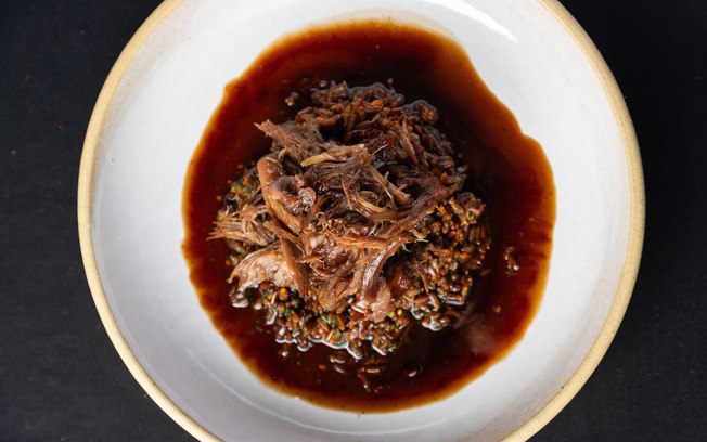 Receita de arroz vermelho com lascas de pato é perfeita para ocasião especial