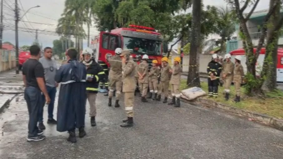 Bombeiros durante controle de incêndio que deixou mortos e feridos em abrigo