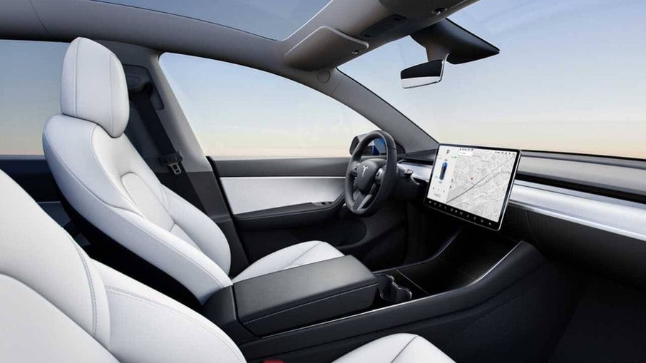 Tesla Model Y traz todos os sistemas controlados pela tela central do veículo