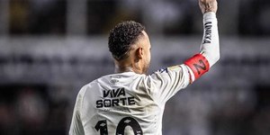 Carnaval: Neymar e jogadores do Santos curtem despedida de Neguinho da Beija-Flor
