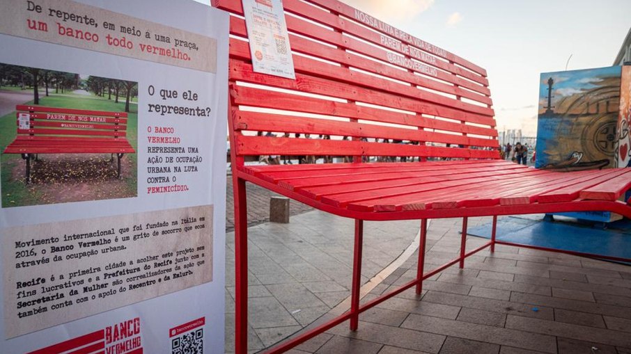 Banco Vermelho na Praça do Marco Zero, no Recife