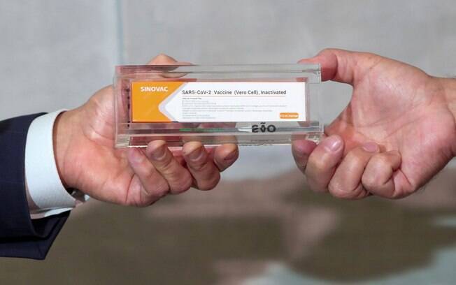 Anvisa agiu de forma correta, mas precisa liberar vacina logo, dizem ex-diretores da agência