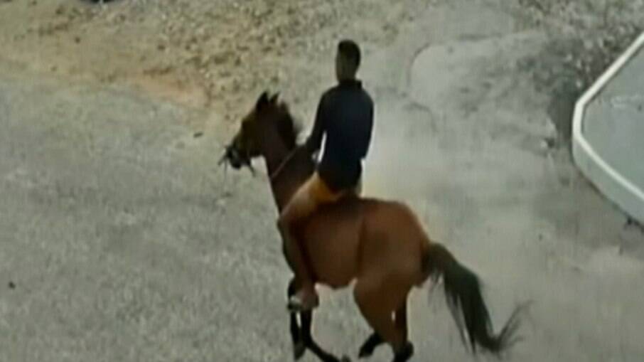 CE: Assalto a cavalo é registrado em ponto de ônibus em Fortaleza
