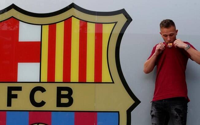 Arthur fez exames médicos e assinou contrato com o Barcelona