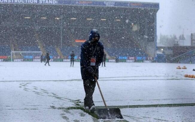 Jogo entre Burnley e Tottenham é adiado por conta da neve
