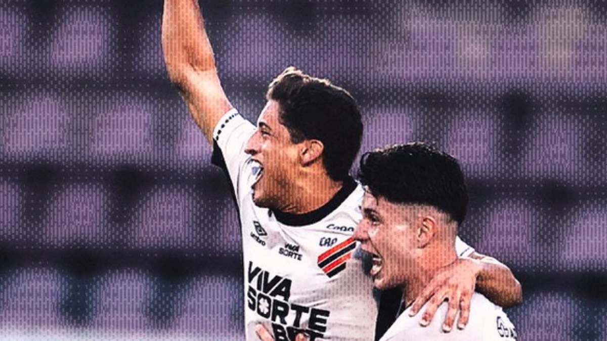 João Cruz celebra gol de empate do Athletico