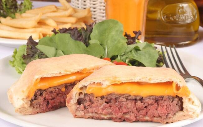 Foto da receita Cheeseburguer no pão de pizza pronta.