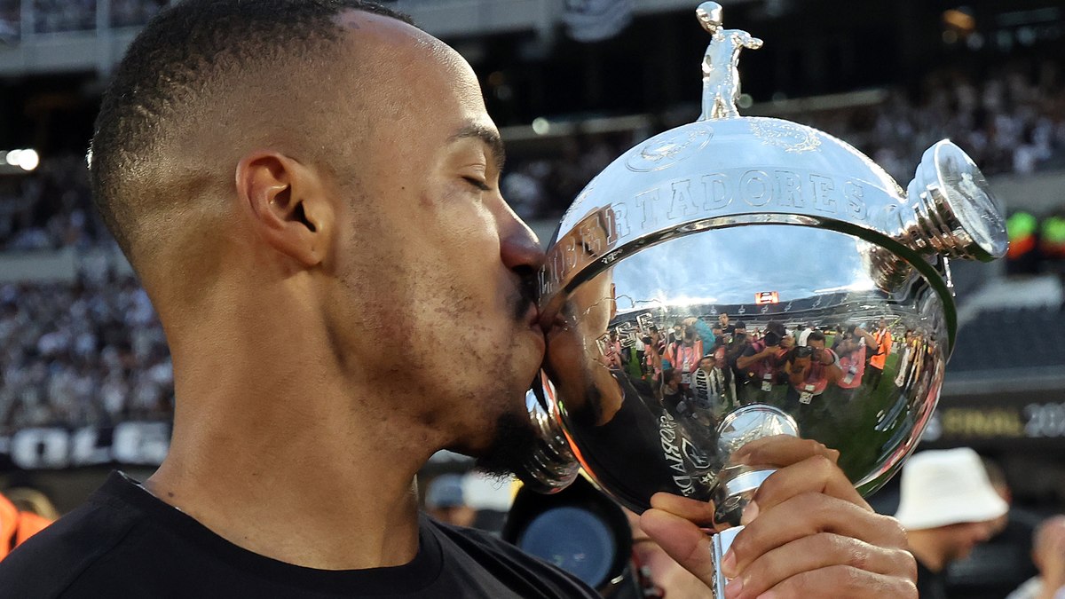 Marlon Freitas levou a taça de campeão pelo Botafogo