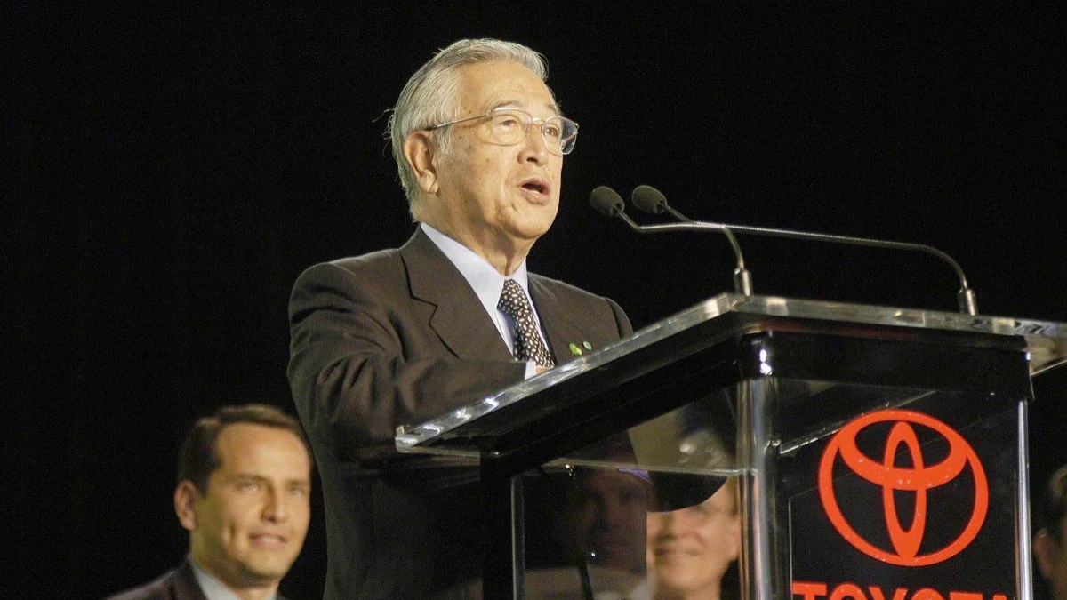 Shoichiro Toyoda, então presidente honorário da Toyota Motor Corp., fala na cerimônia de inauguração da fábrica da Toyota em San Antonio em 2003