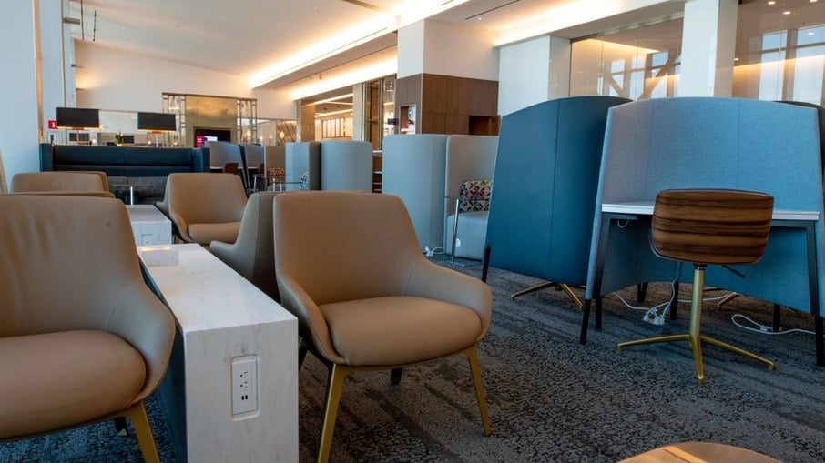 Sala VIP da Delta tem espaços para passageiro relaxar enquanto não viaja