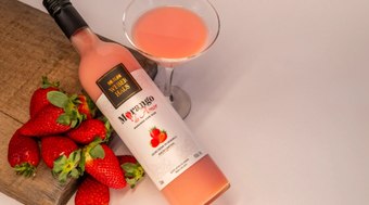 Loucura%3A%20morango%20do%20amor%20no%20copo%2C%20puro%20e%20gelado