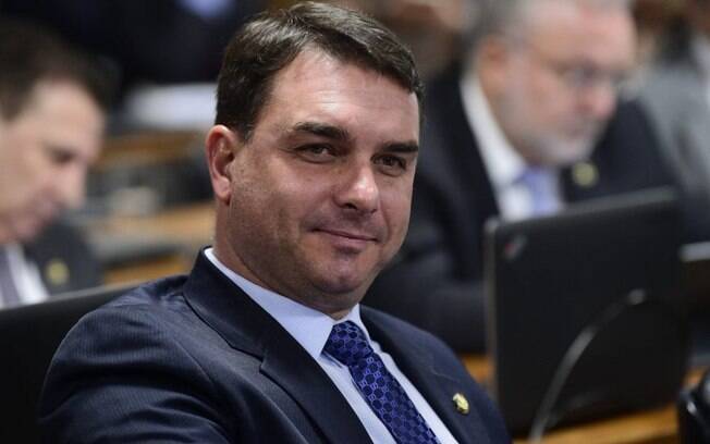 Flávio Bolsonaro é investigado pelo MP-Rio