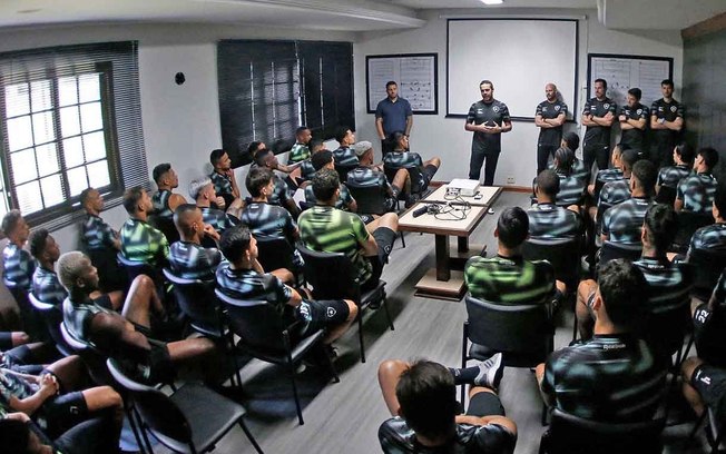 Artur Jorge conversou com o elenco do Botafogo junto de seus auxiliares