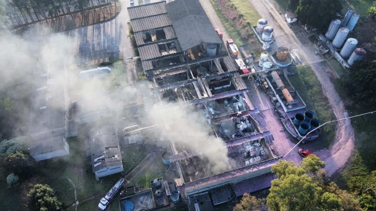 Explosão em fábrica deixa feridos