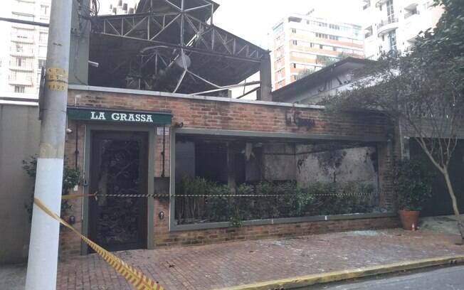 Fachada foi a única parte do restaurante que ficou de pé após o incêndio deste domingo
