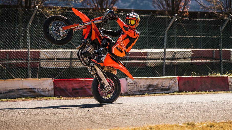 KTM 450 SMR 2027 recebe novo garfo WP XACT de cartucho fechado e mantém foco no uso em pista KTM 450 SMR 2027 recebe novo garfo WP XACT de cartucho fechado e mantém foco no uso em pista