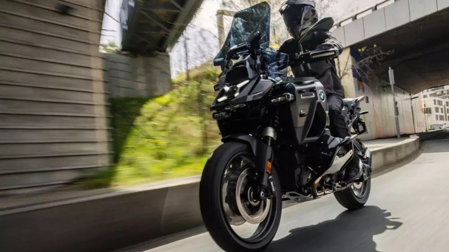 BMW F 800 GS Triple Black mantém motor de 87 cv e proposta de uso misto para cidade, estrada e viagens.
