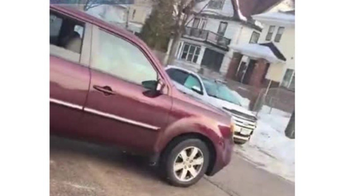 Vídeo mostra momento em que mulher é alvejada por agente do ICE nos EUA