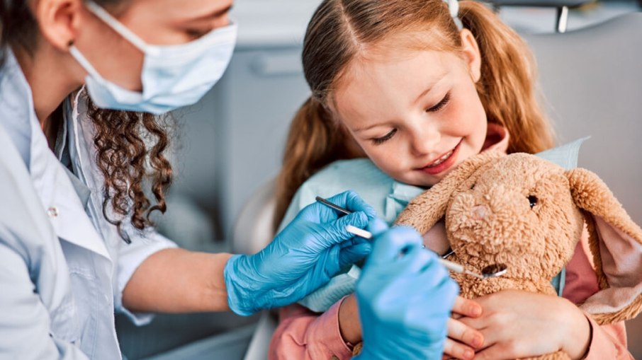 As visitas regulares ao dentista também são fundamentais