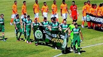 Primeiro jogo da Chapecoense após acidente tem homenagem; veja como foi
