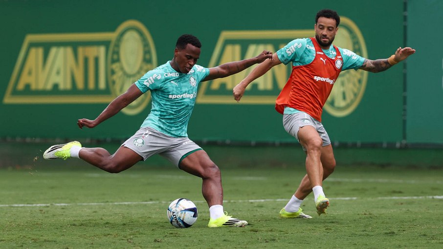 Arias e Felipe Anderson em treino do Palmeiras antes da final do Paulistão