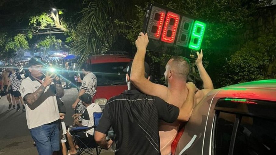 Com placa de substituição, torcida inova em comemoração de título Com placa de substituição, torcida inova em comemoração de título