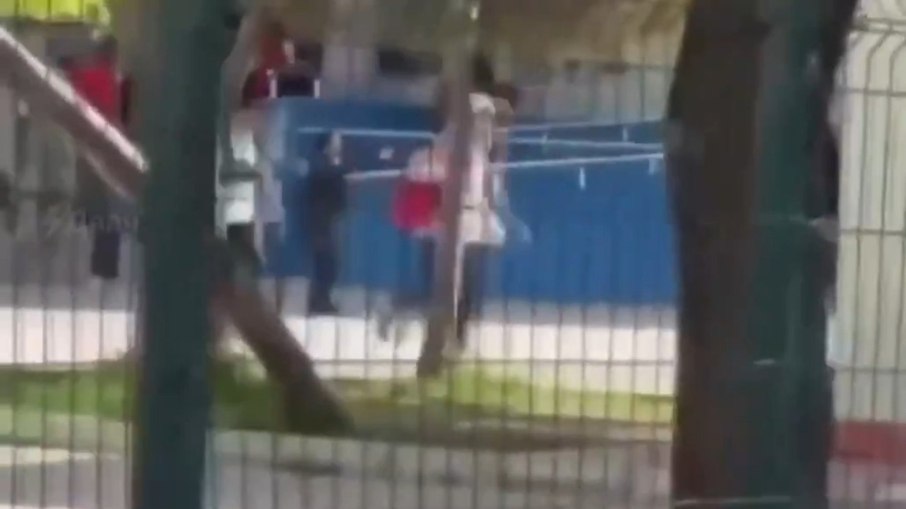 Atirador invade escola na Turquia e deixa 16 feridos Atirador invade escola na Turquia e deixa 16 feridos