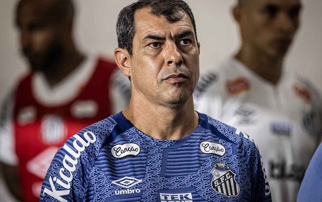 Santos dá respaldo a Carille e descarta troca no comando