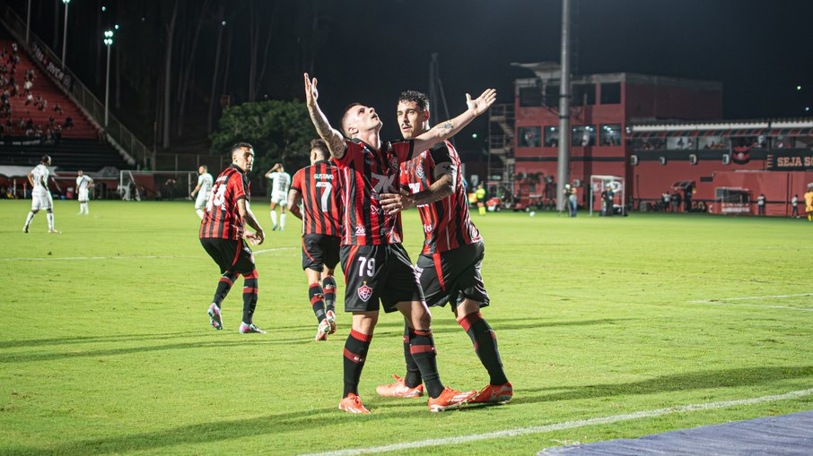 Vitória sai na frente contra o Palmeiras com o gol de Renato Kayzer