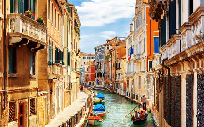 Com seus canais de água e os clássicos passeios de gôndola, a cidade de Veneza é um dos destinos turísticos mais famosos do mundo e está localizada na Itália, um dos países do mundo que não exigem visto de viajantes do Brasil