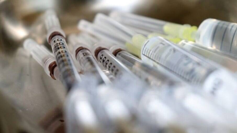 Falta de articulação federal prejudica vacinação nos municípios