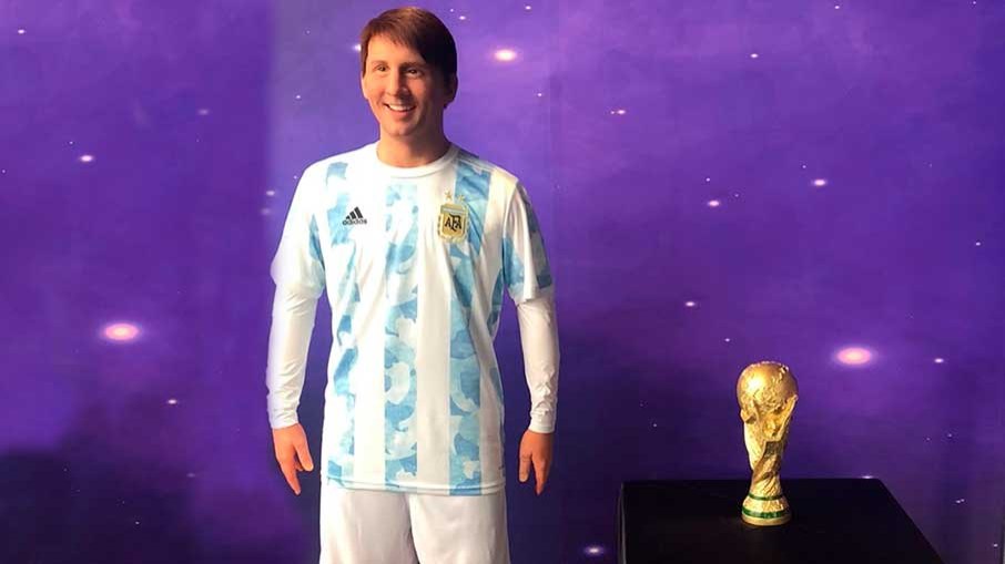 A estátua de Lionel Messi está na recepção do Dreamland Museu de Cera de Olímpia