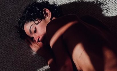 Bela Gil aposta em foto ousada e ganha elogios: "Belíssima"