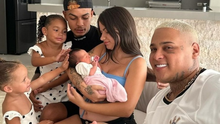 Débora Paixão e Chrys Dias ao lados dos filhos e de Ryan SP Débora Paixão e Chrys Dias ao lados dos filhos e de Ryan SP
