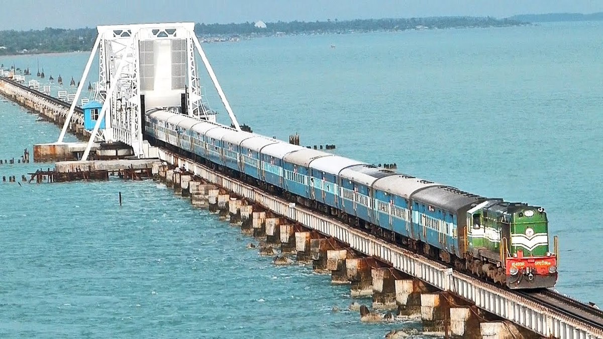 Trem cruza ponte e "anda na água" para ligar ilha ao continente - Foto